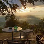 Lodge-belvedere Sur Les Hauteurs De