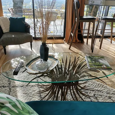 Lodge-belvedere Sur Les Hauteurs De *