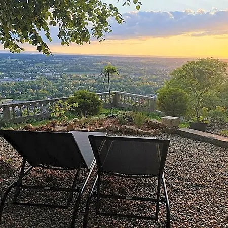 Lodge Lodge-belvedere Sur Les Hauteurs De