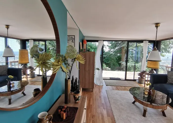 Lodge-belvedere Sur Les Hauteurs De *