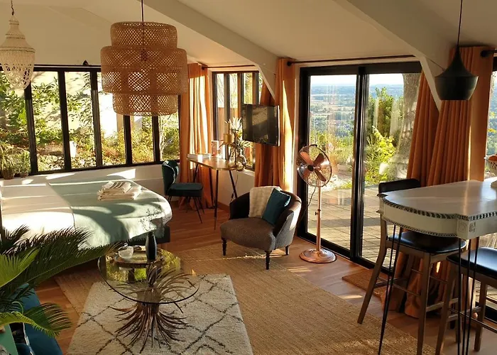 Lodge-belvedere Sur Les Hauteurs De *